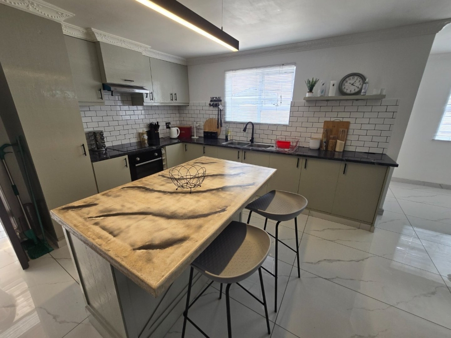 5 Bedroom Property for Sale in Portlands Western Cape